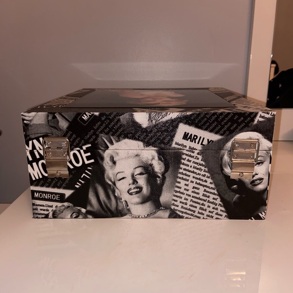 Beautiful Marilyn Monroe Utility Box - Picture 3 of 5